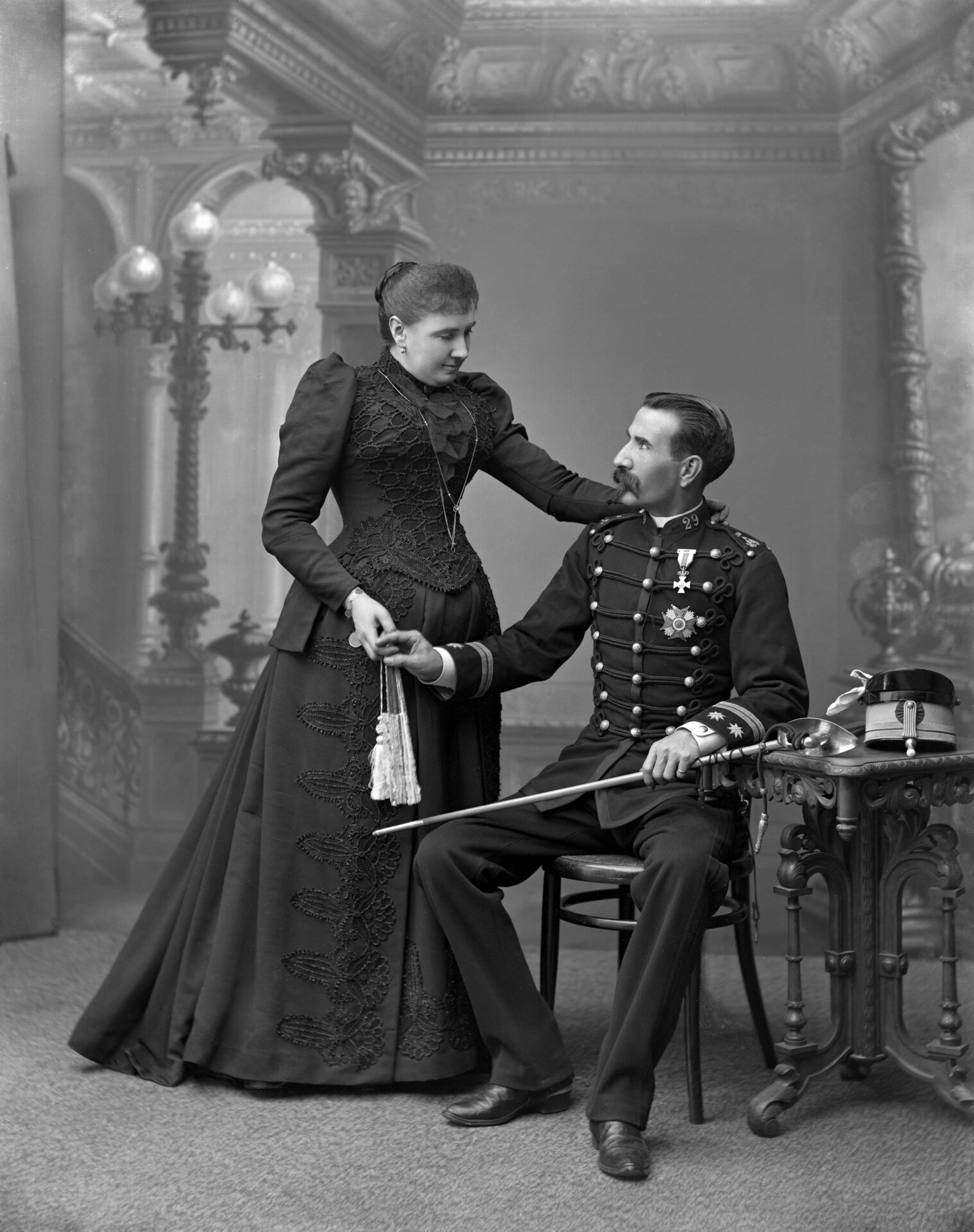 Agustín Zaragüeta Colmenares. Retrato de teniente coronel del Ejército con su esposa. Hacia 1900 